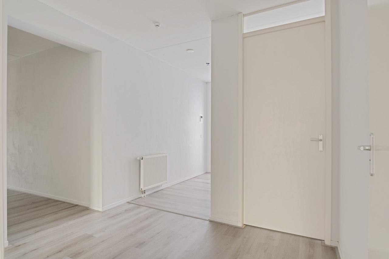 Available now: 107 m² with parking - Image 9