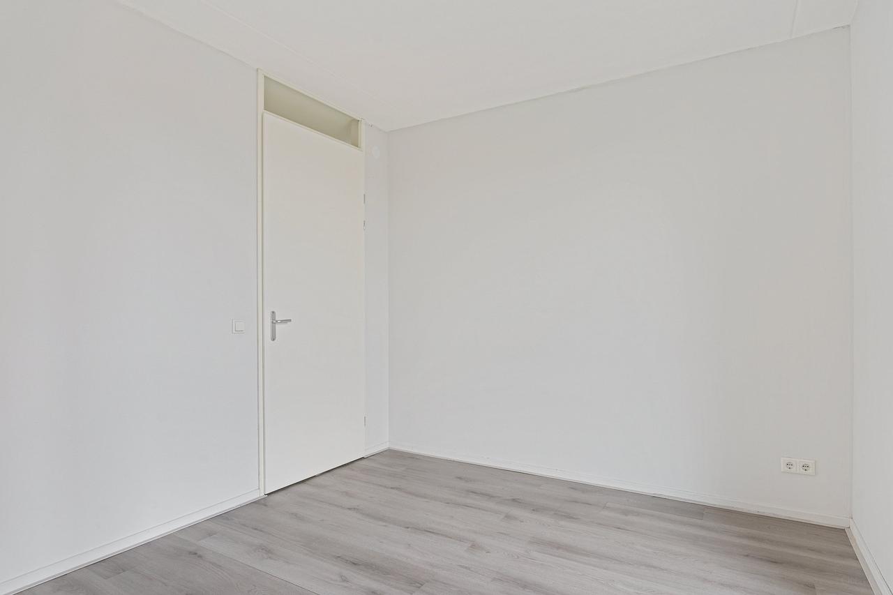 Available now: 107 m² with parking - Image 18