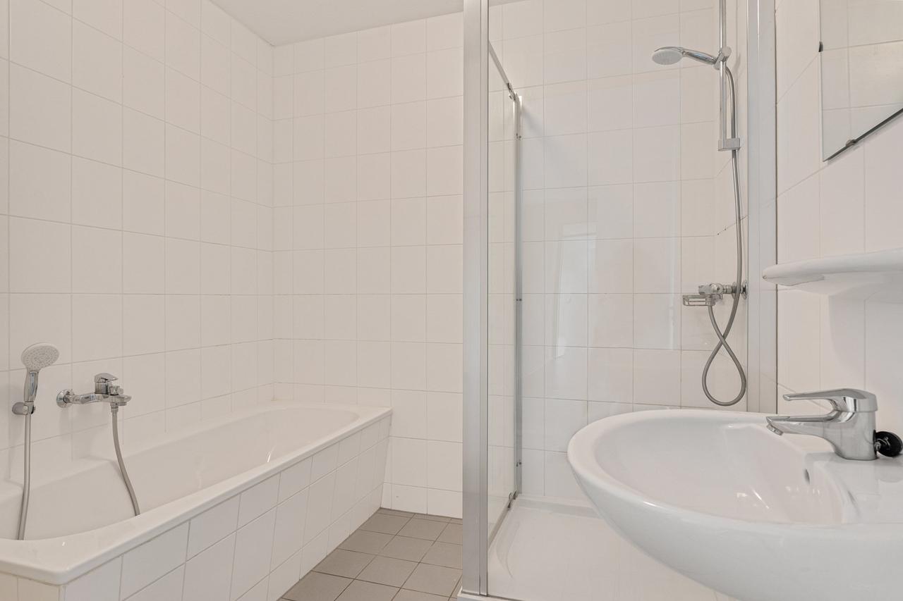 Available now: 107 m² with parking - Image 24