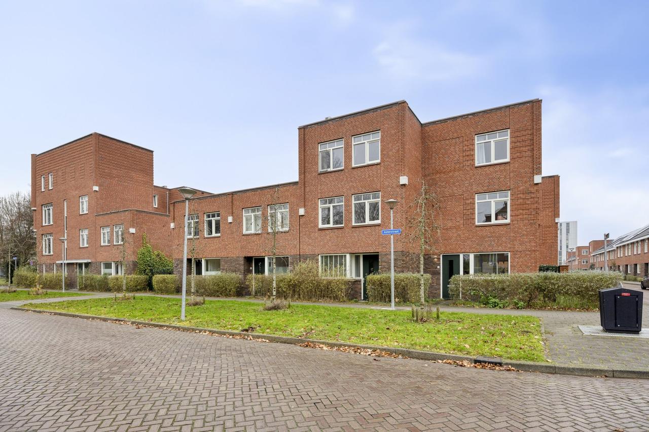 Tussenwoning met tuin en zonnepanelen - Afbeelding 1