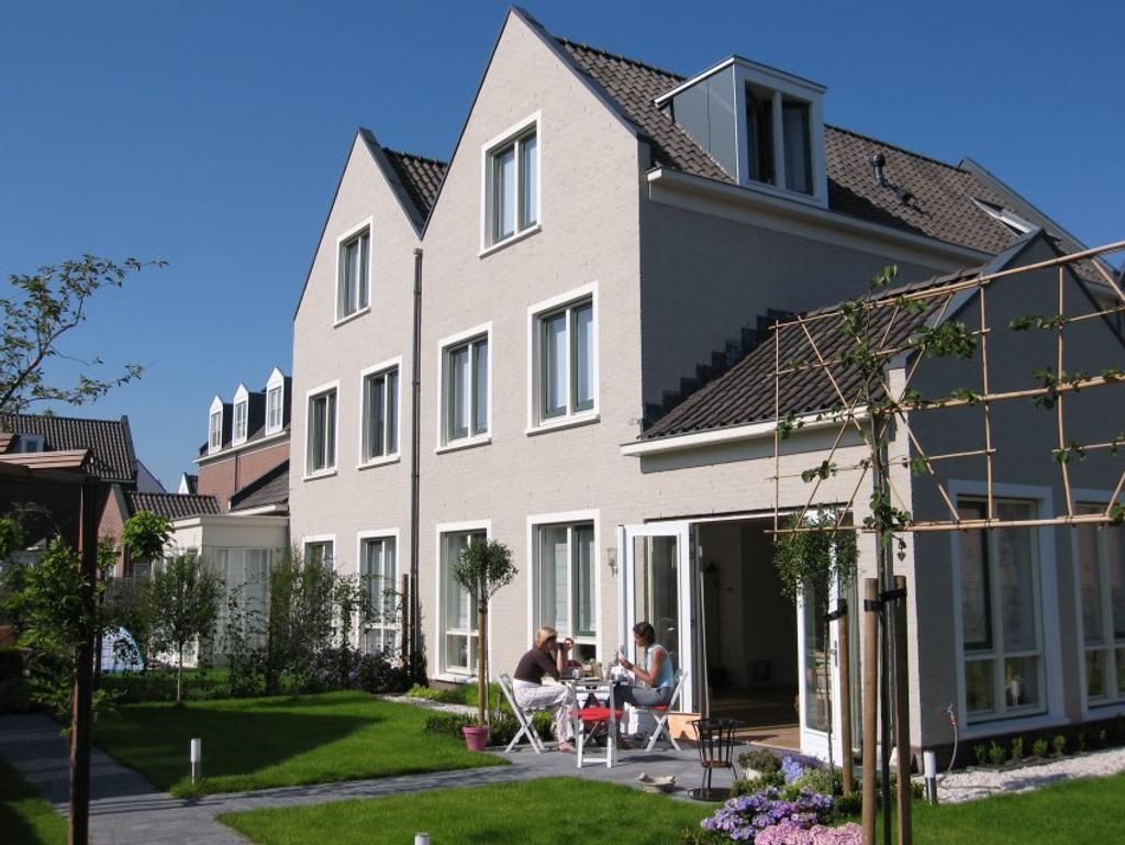 Rental home with 5 bedrooms and large garden - Image 1