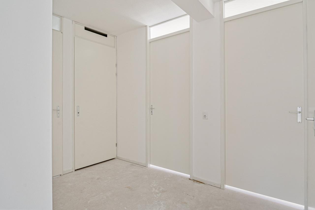 4-Room Apartment with Balcony and Parking - Image 2