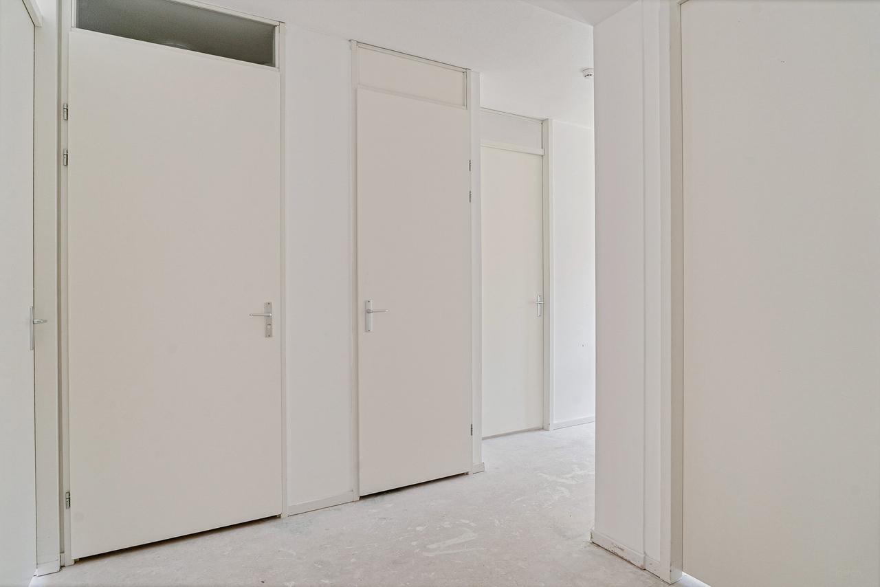 4-Room Apartment with Balcony and Parking - Image 3