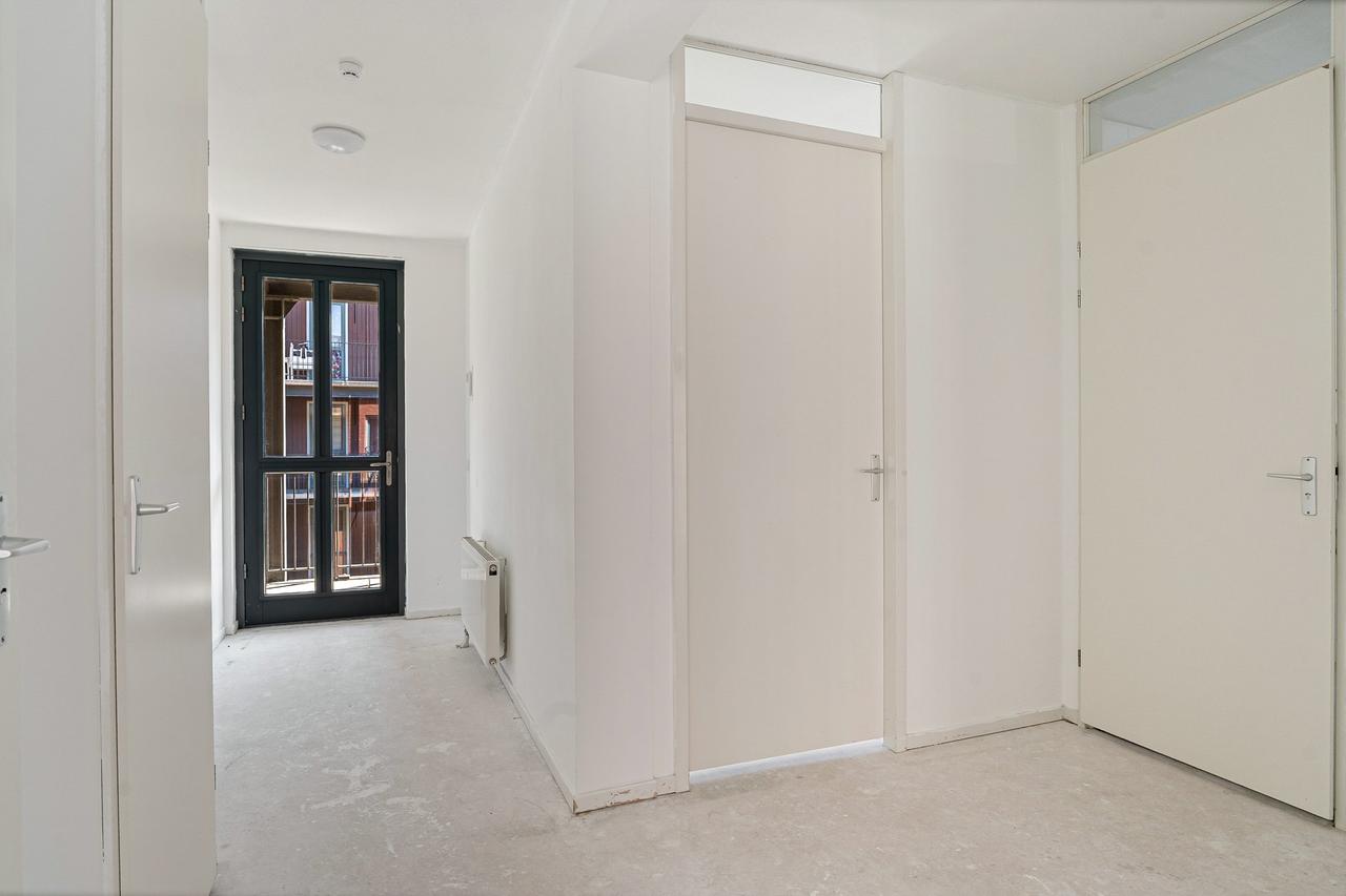4-Room Apartment with Balcony and Parking - Image 4