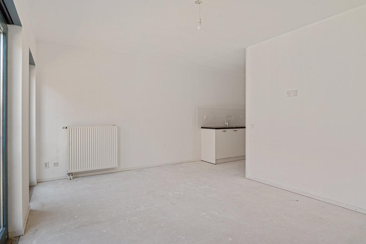 4-Room Apartment with Balcony and Parking - Image 6