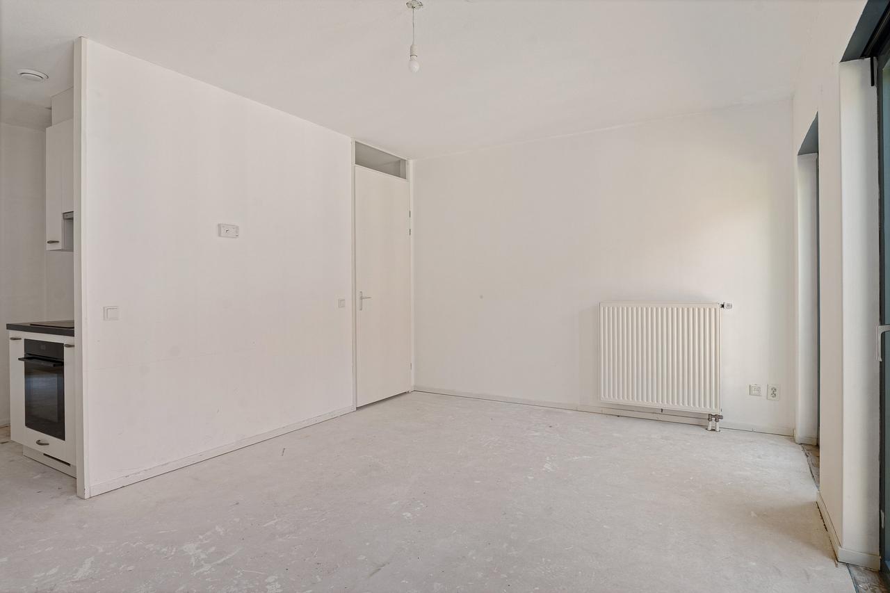 4-Room Apartment with Balcony and Parking - Image 7