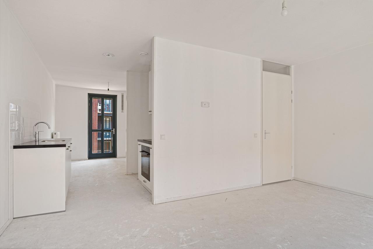 4-Room Apartment with Balcony and Parking - Image 8