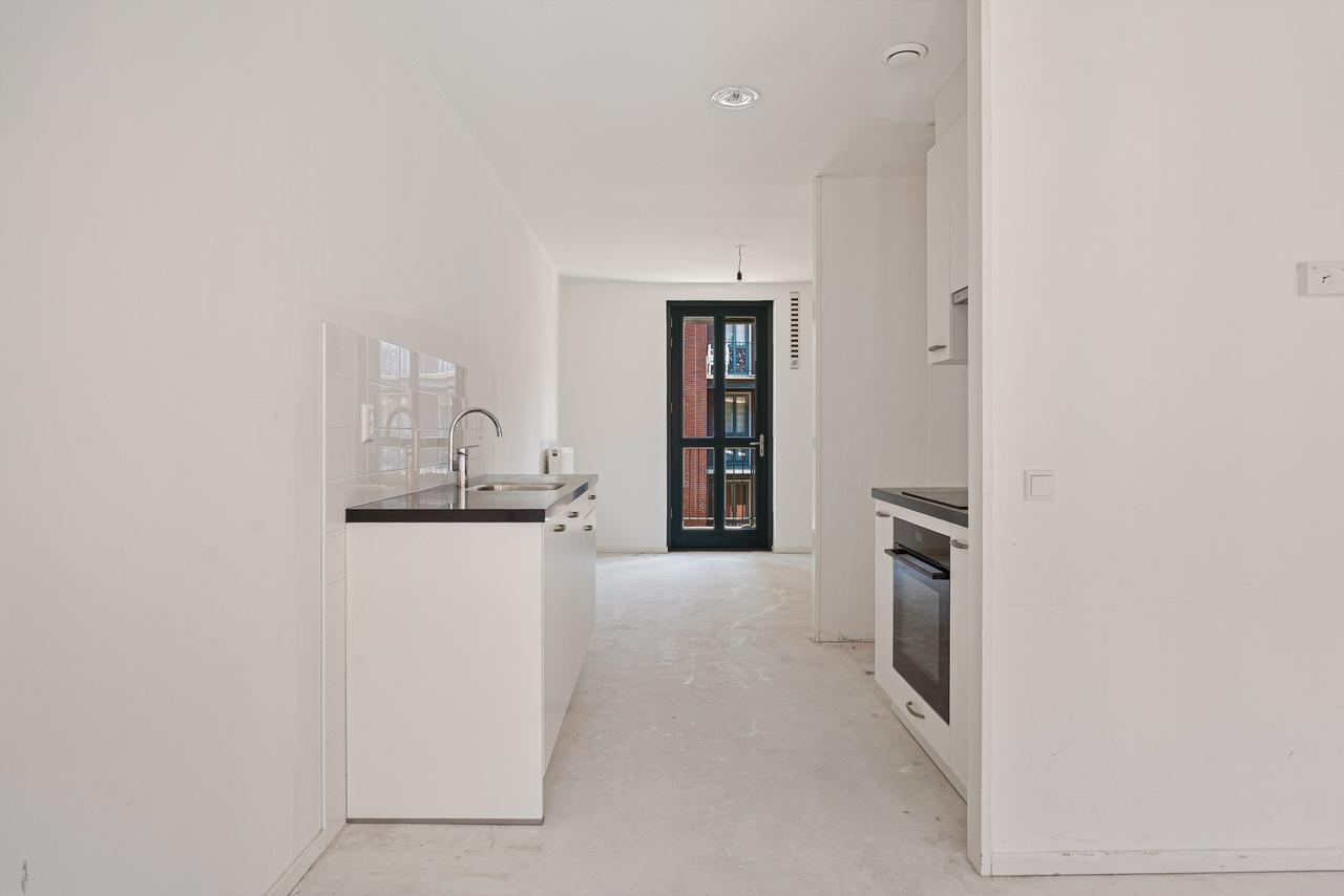 4-Room Apartment with Balcony and Parking - Image 9