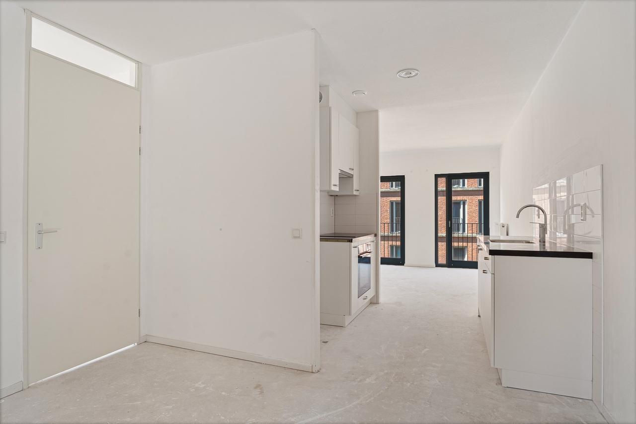 4-Room Apartment with Balcony and Parking - Image 11