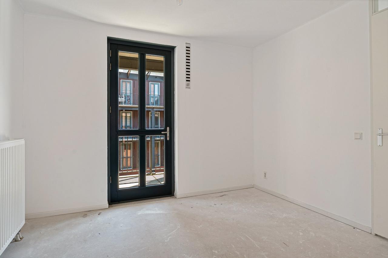 4-Room Apartment with Balcony and Parking - Image 12