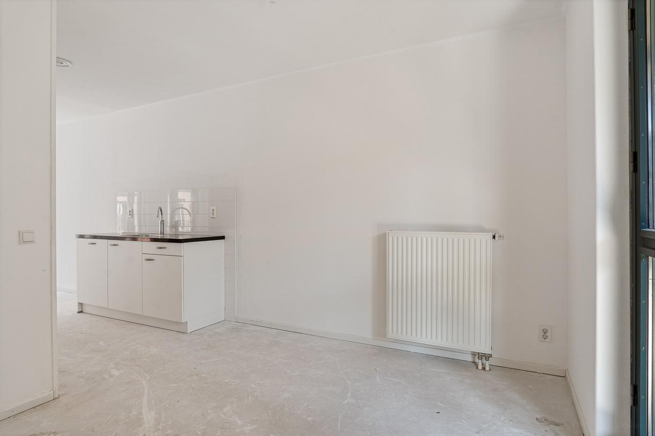 4-Room Apartment with Balcony and Parking - Image 13