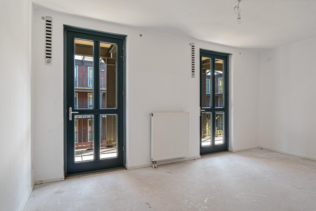 4-Room Apartment with Balcony and Parking - Image 14