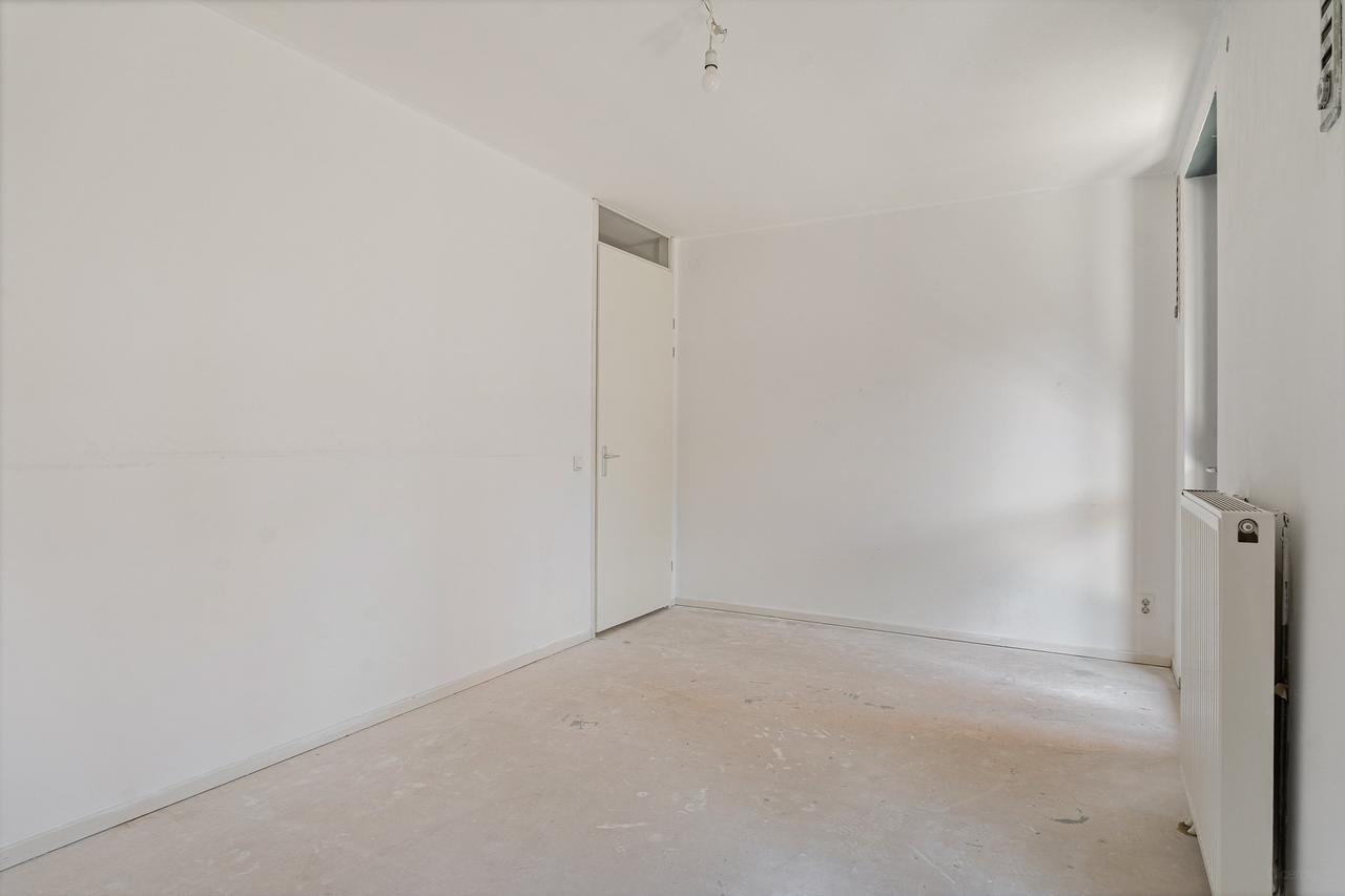 4-Room Apartment with Balcony and Parking - Image 15