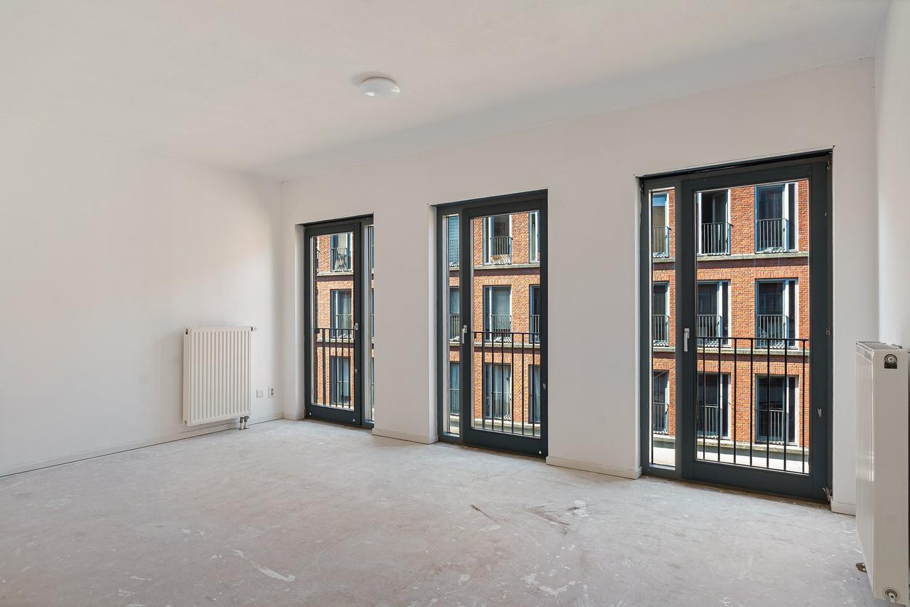 4-Room Apartment with Balcony and Parking - Image 16