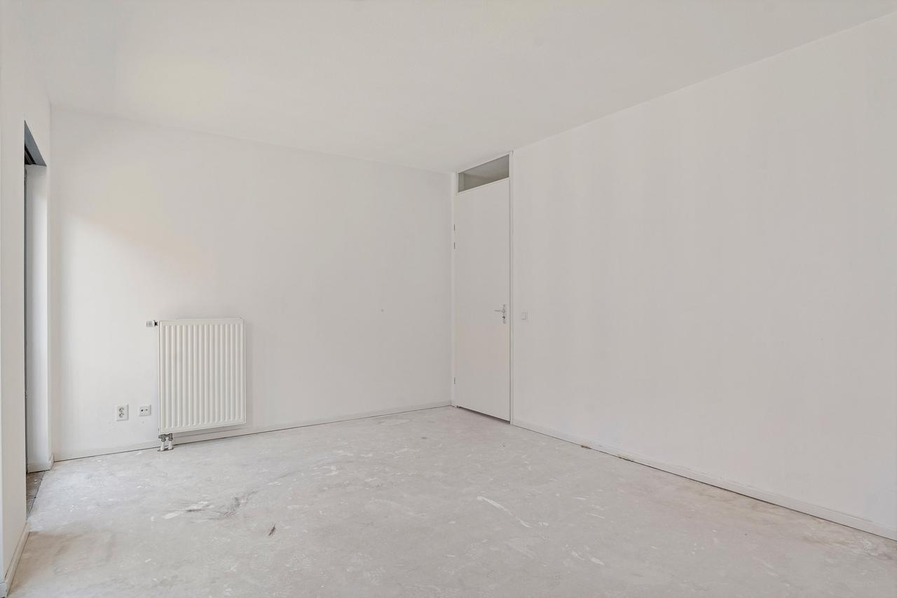 4-Room Apartment with Balcony and Parking - Image 17