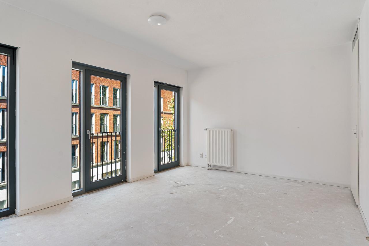 4-Room Apartment with Balcony and Parking - Image 18