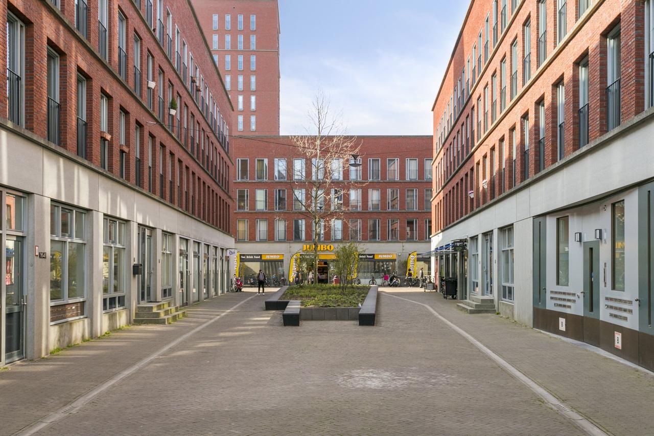 4-Room Apartment with Balcony and Parking - Image 22