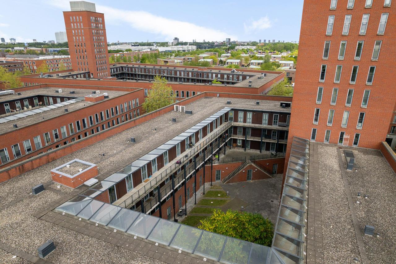 4-Room Apartment with Balcony and Parking - Image 24