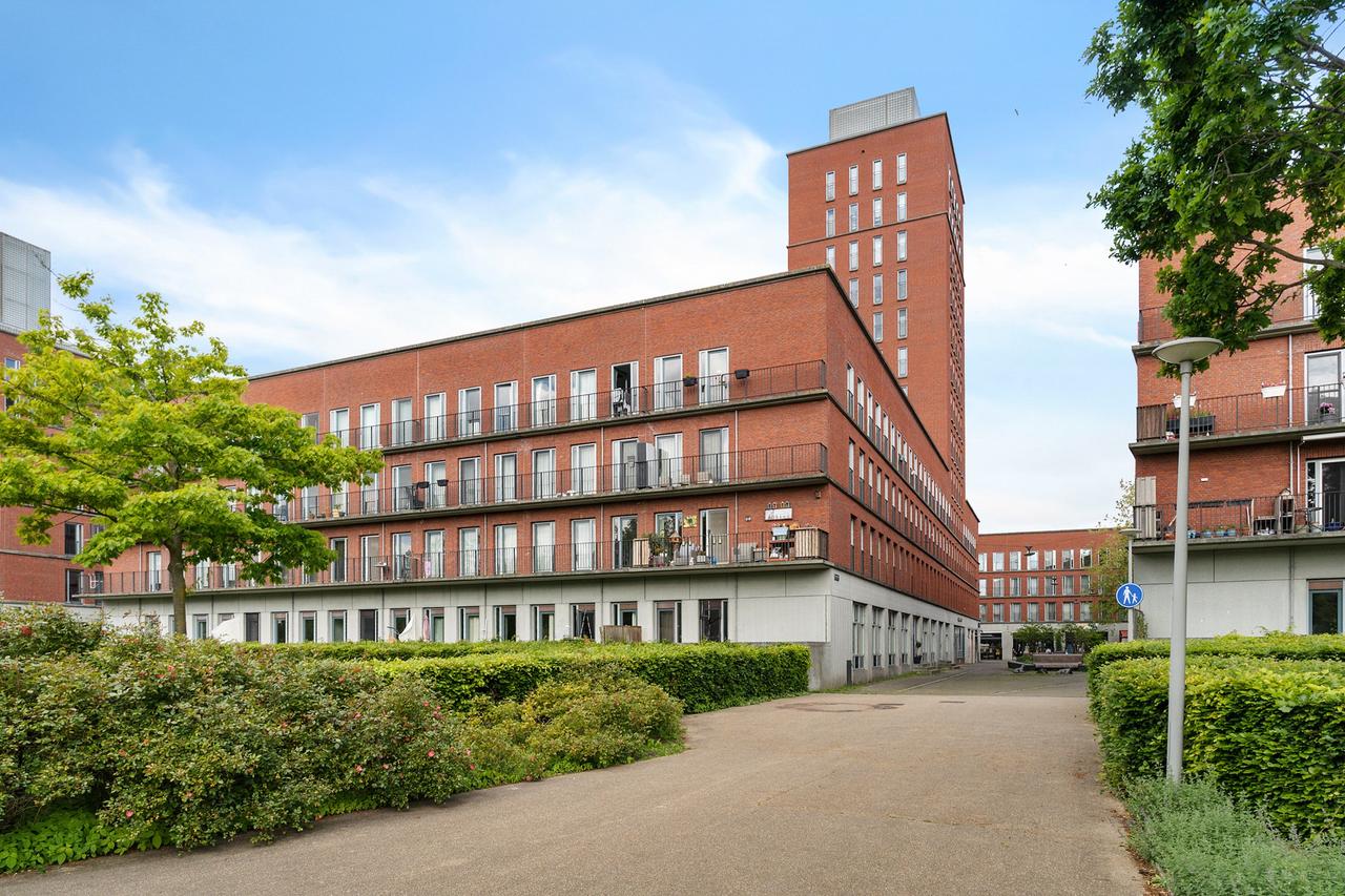 4-Room Apartment with Balcony and Parking - Image 25