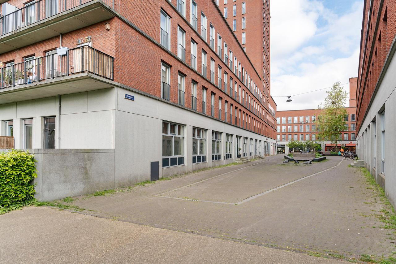 4-Room Apartment with Balcony and Parking - Image 26
