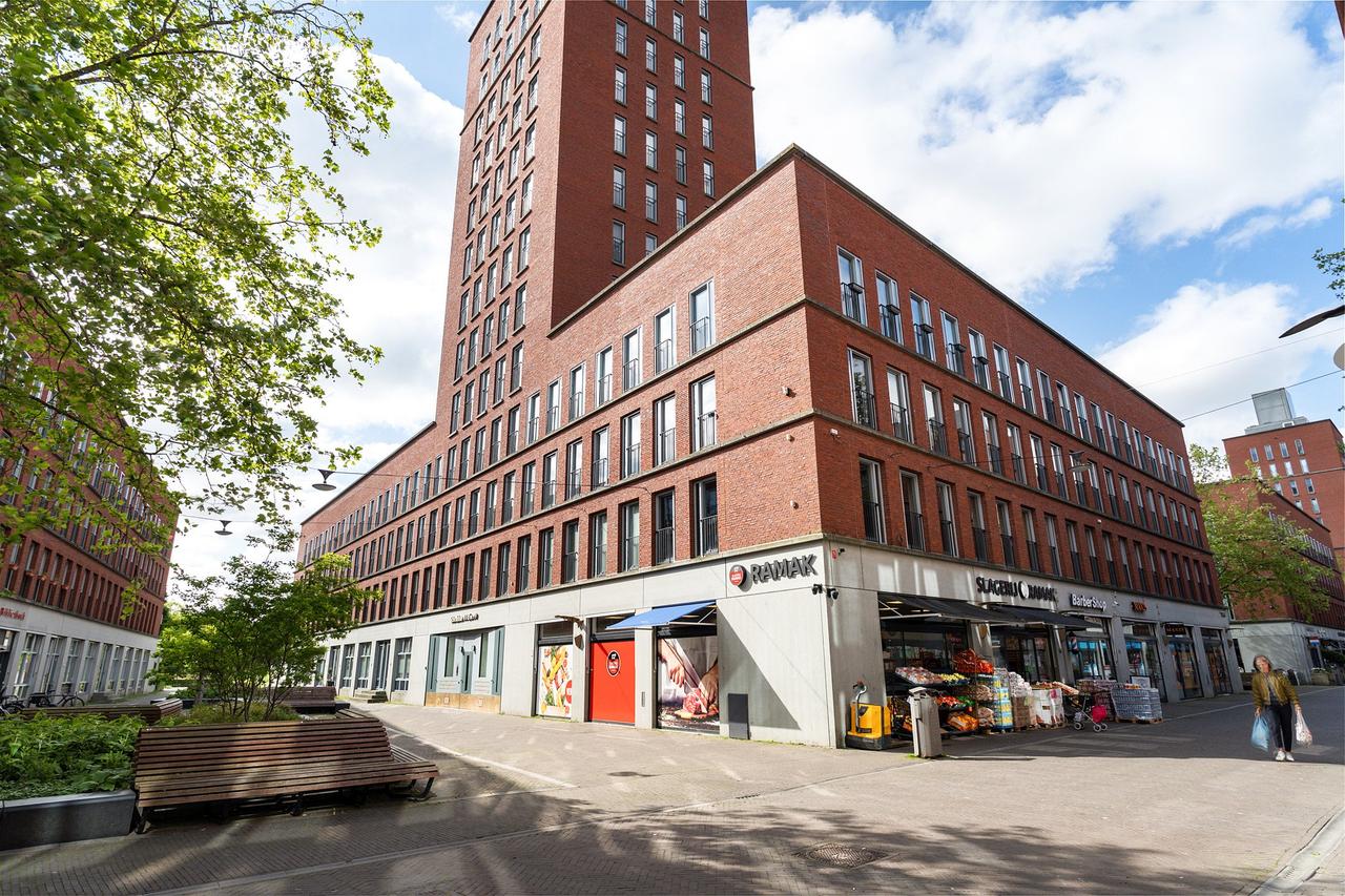 4-Room Apartment with Balcony and Parking - Image 27
