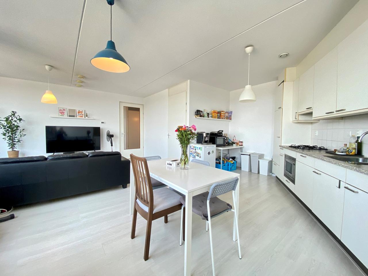 98 m² apartment with balcony and parking space - Image 11