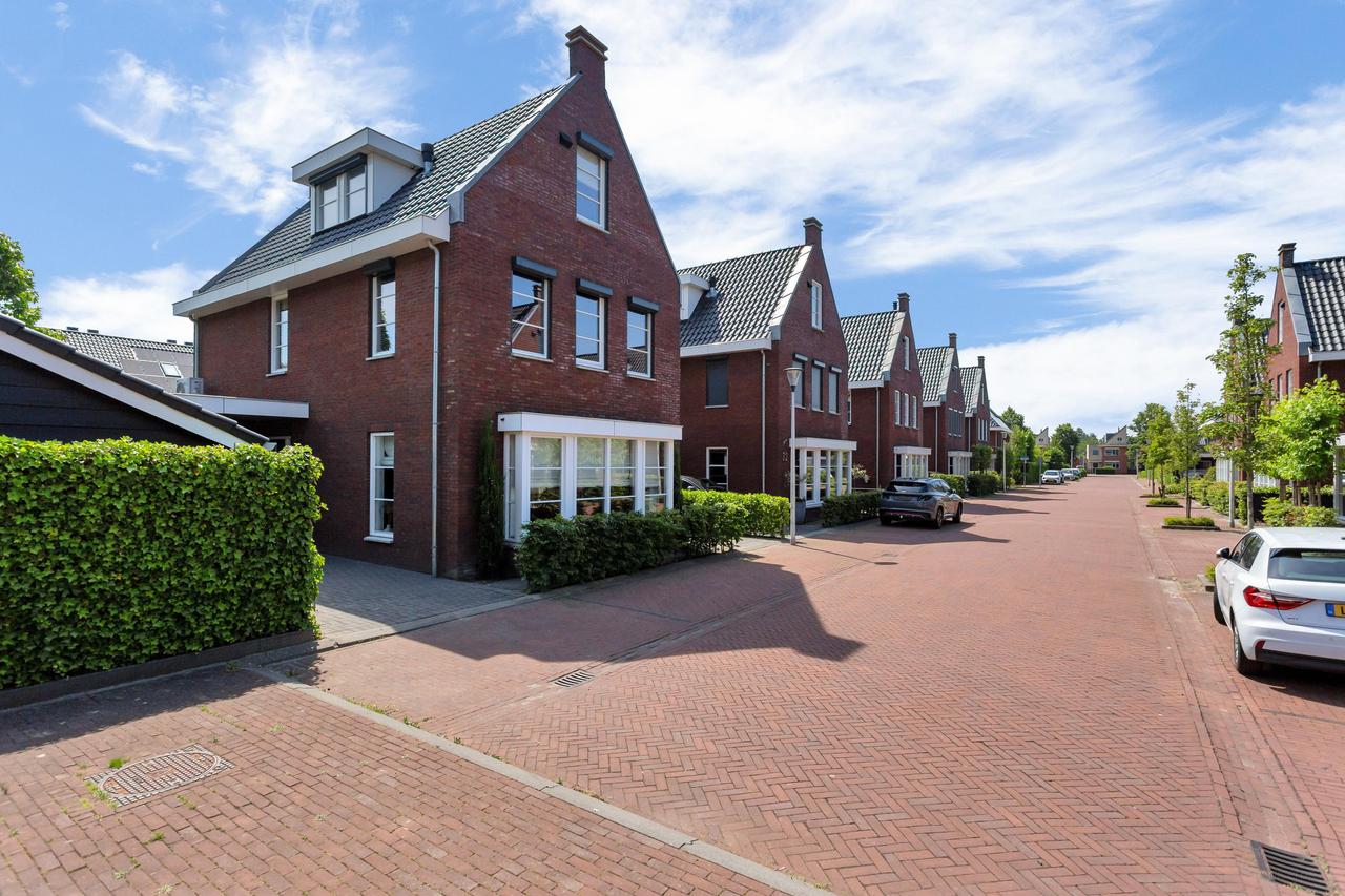Furnished Detached House with Garden - Image 1