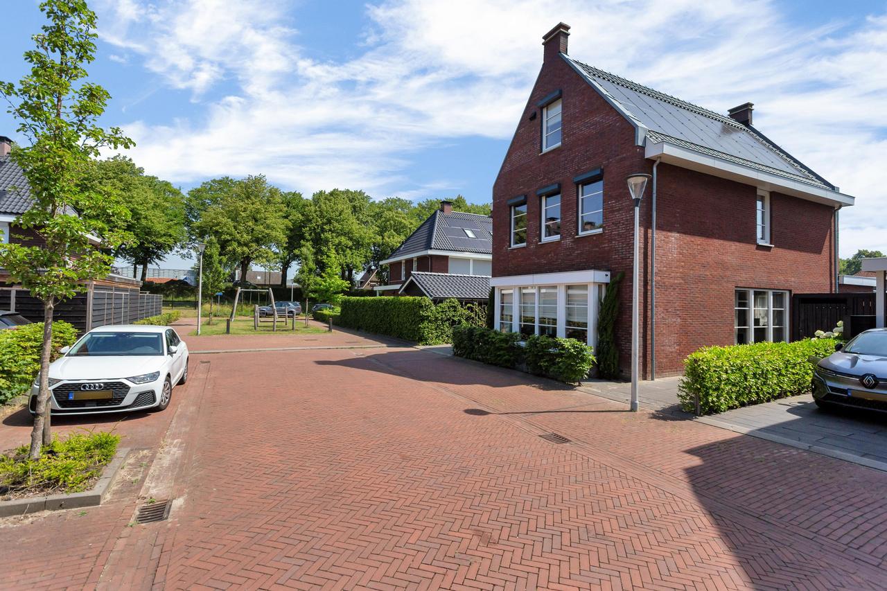 Furnished Detached House with Garden - Image 2