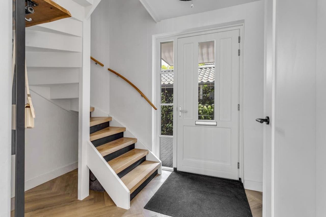 Furnished Detached House with Garden - Image 4