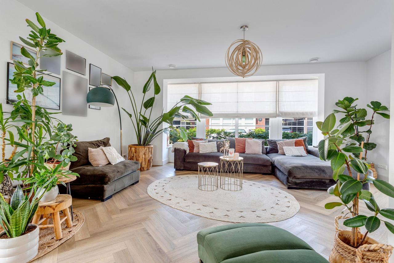 Furnished Detached House with Garden - Image 9