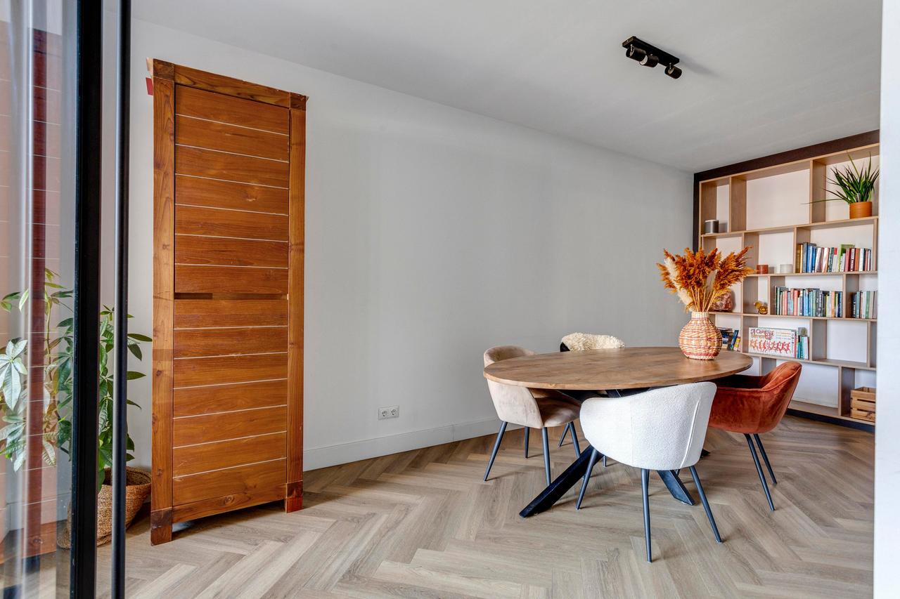 Furnished Detached House with Garden - Image 18