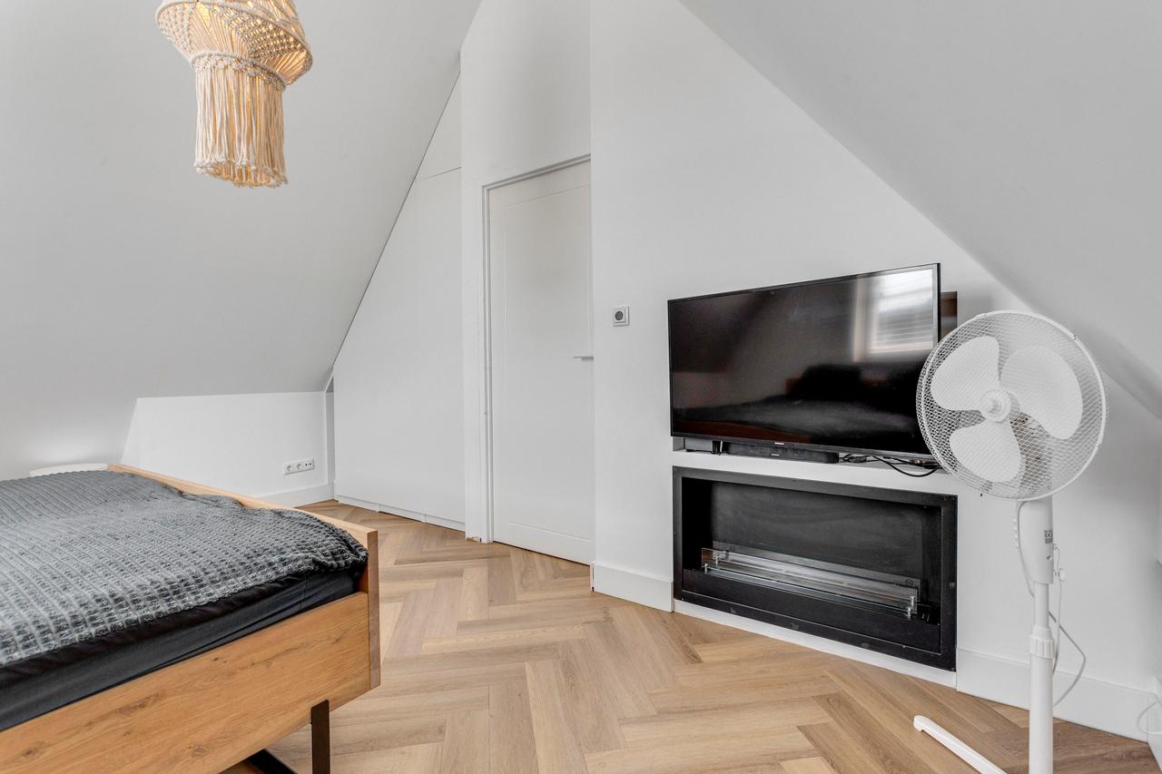 Furnished Detached House with Garden - Image 30