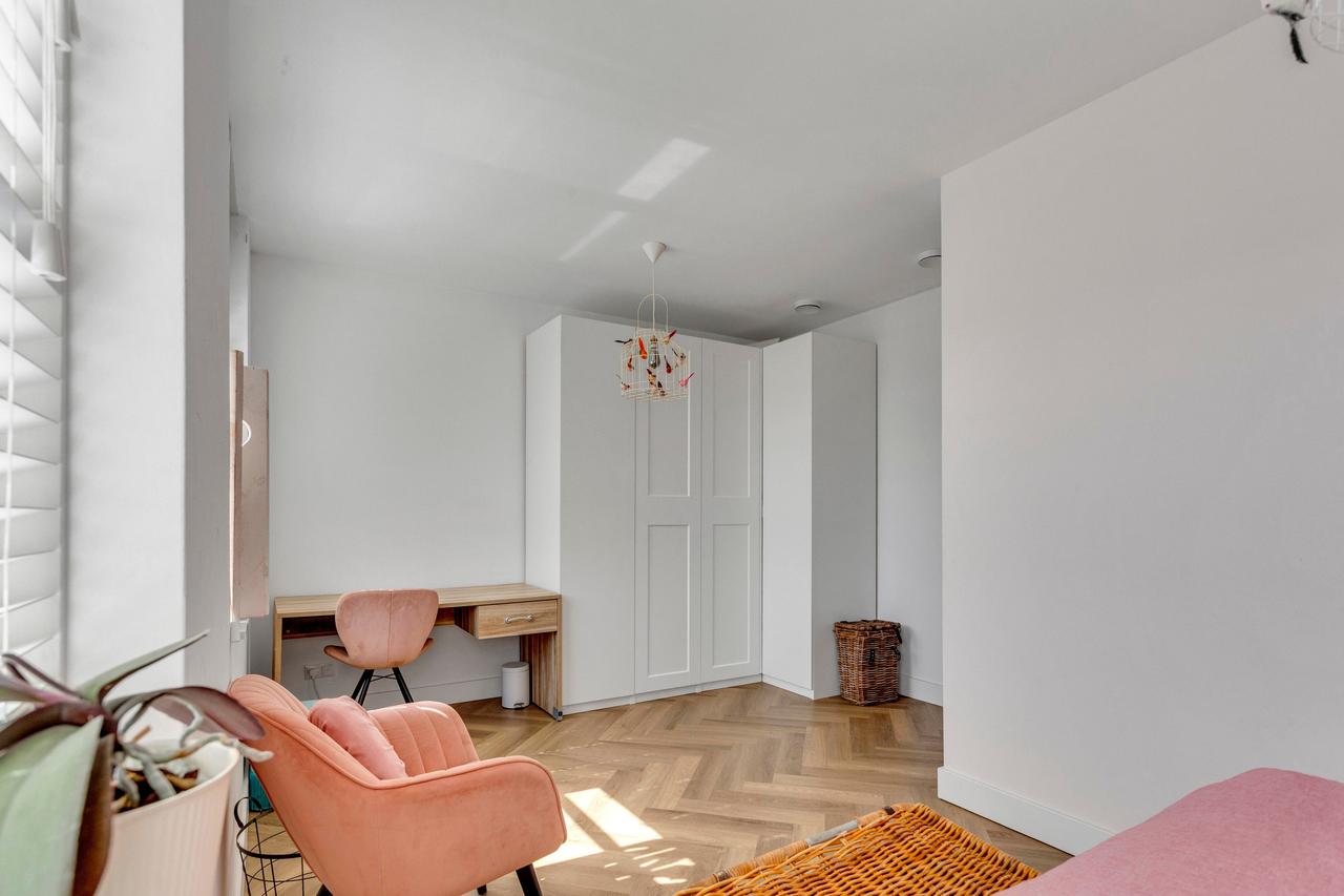 Furnished Detached House with Garden - Image 32