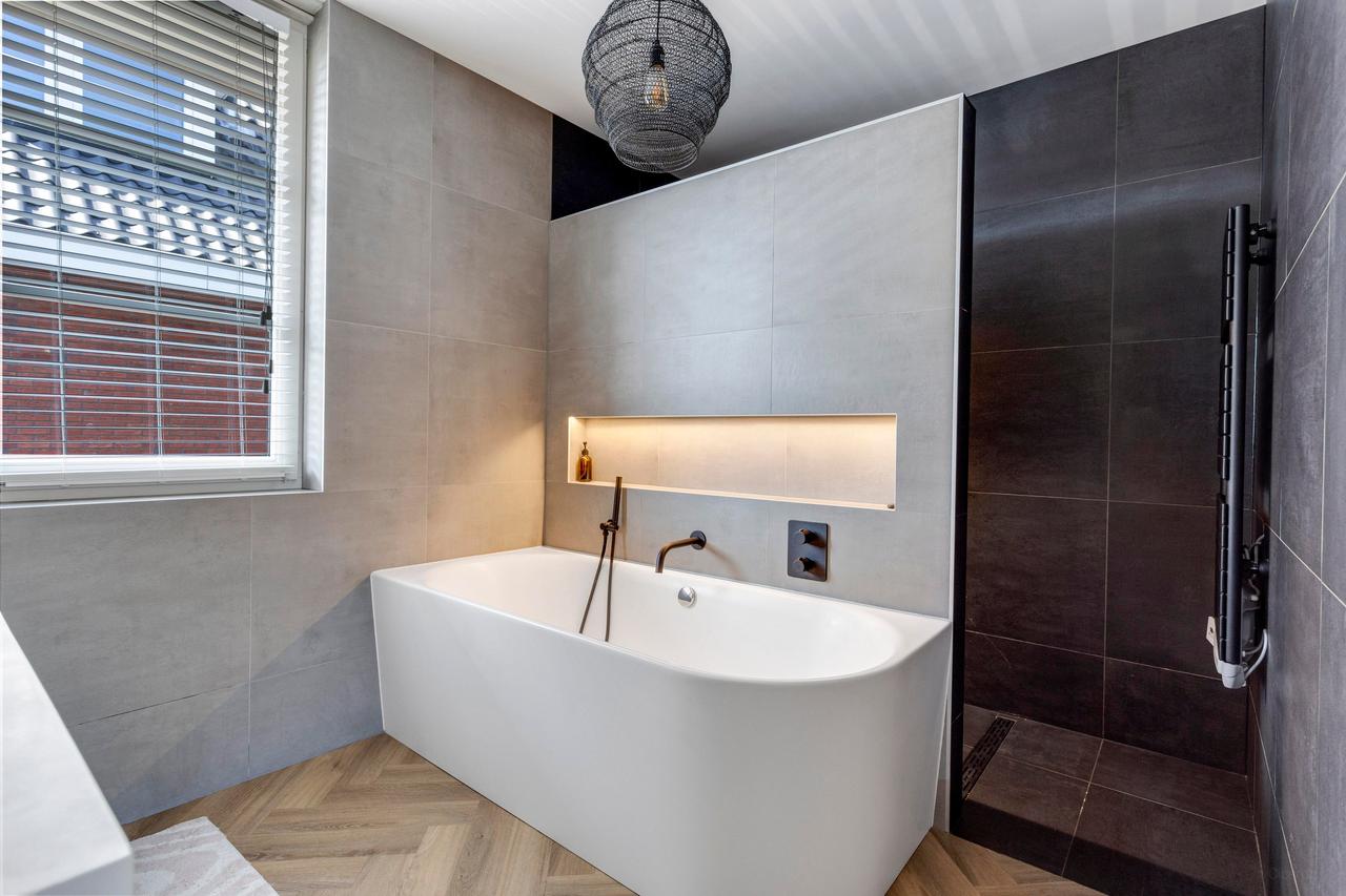 Furnished Detached House with Garden - Image 39
