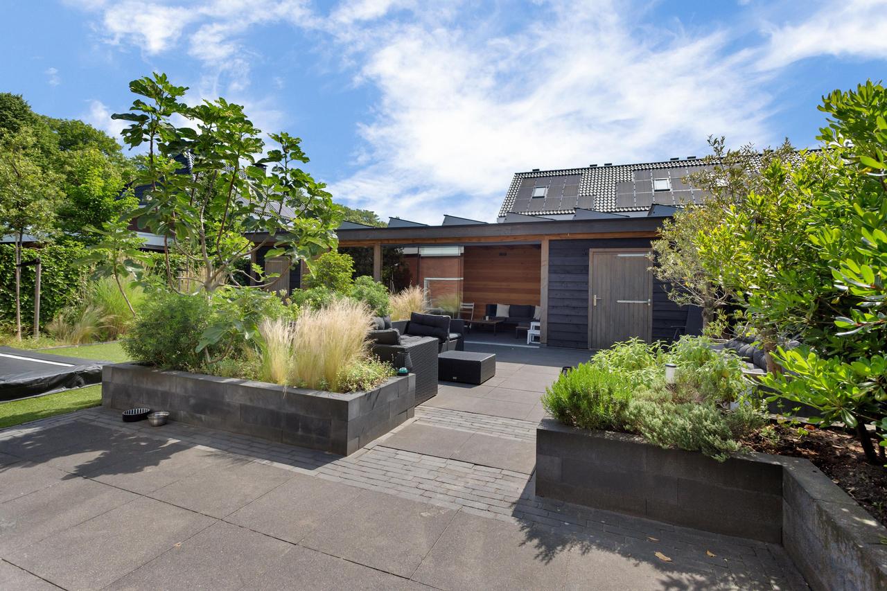 Furnished Detached House with Garden - Image 40
