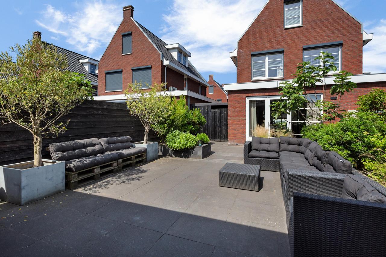 Furnished Detached House with Garden - Image 41