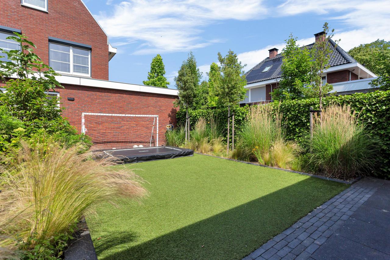 Furnished Detached House with Garden - Image 42