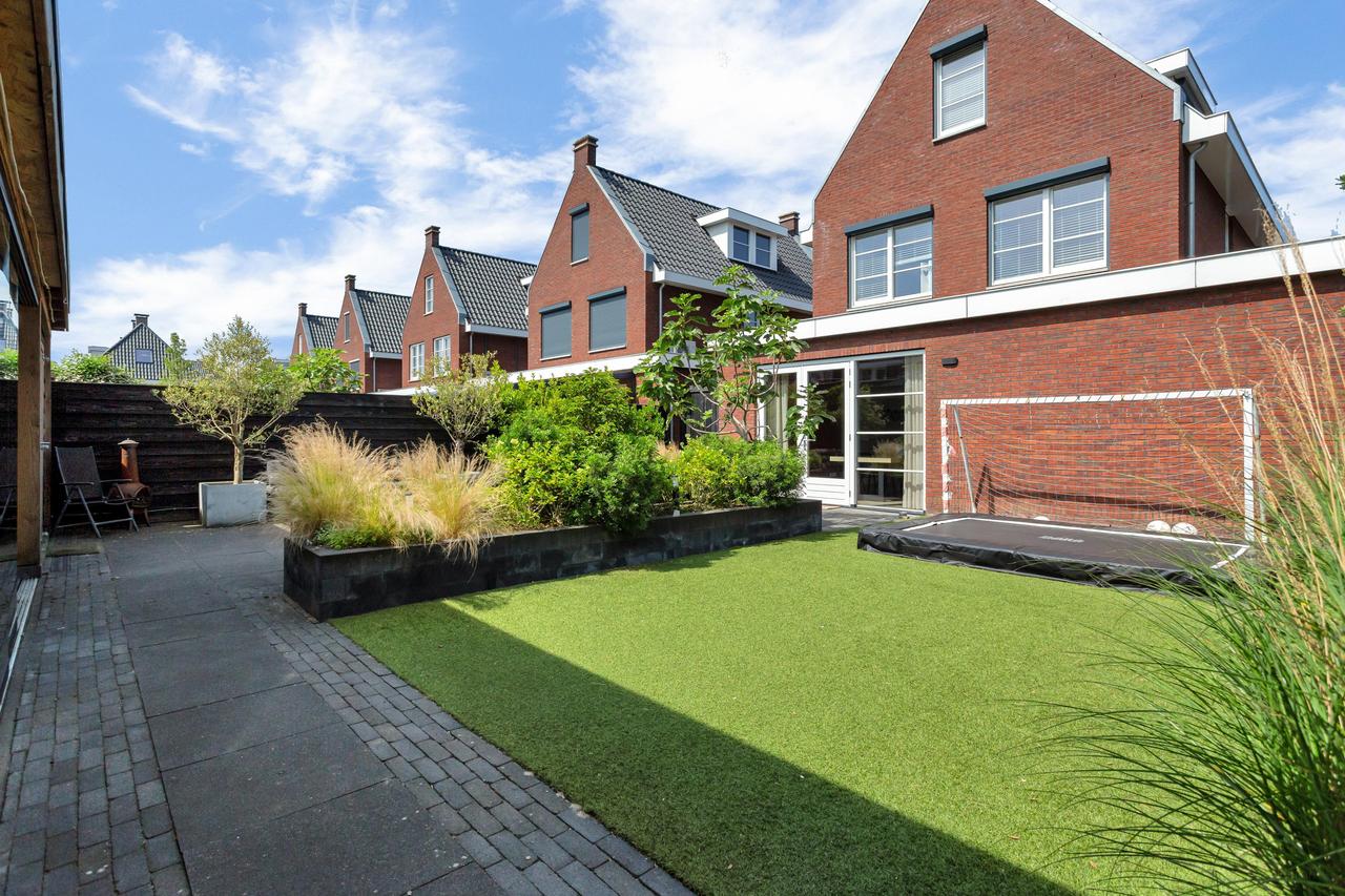 Furnished Detached House with Garden - Image 43