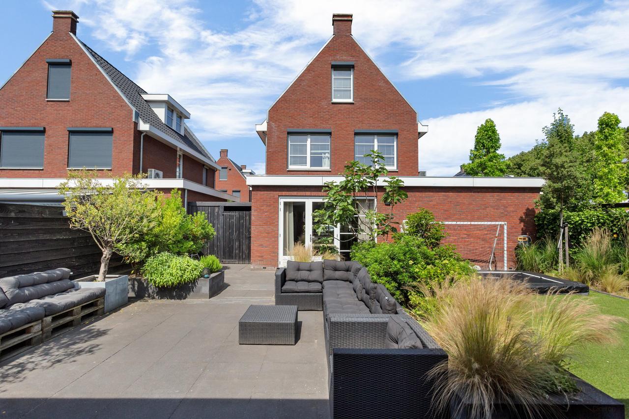 Furnished Detached House with Garden - Image 44