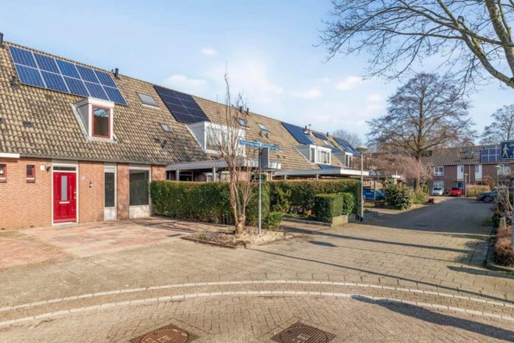 Renovated home with 4 bedrooms - Image 2