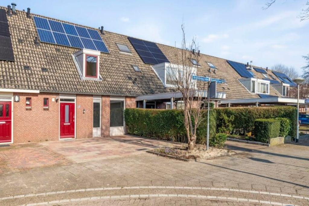 Renovated home with 4 bedrooms - Image 3