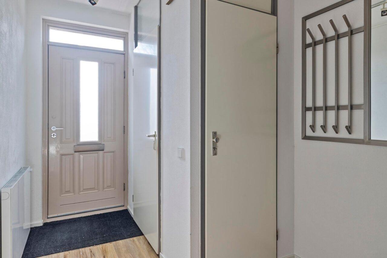 Renovated home with 4 bedrooms - Image 5