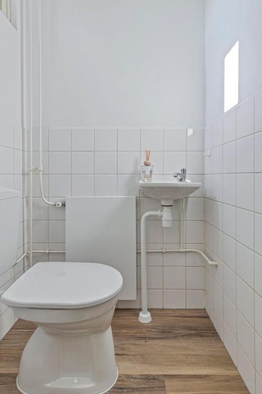 Renovated home with 4 bedrooms - Image 7