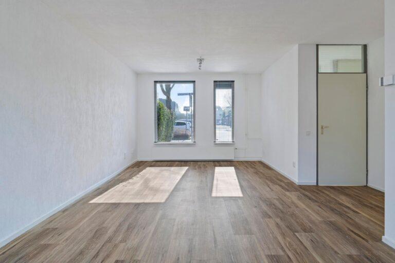 Renovated home with 4 bedrooms - Image 8
