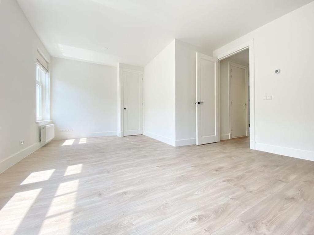 Available immediately: 2 bedrooms with balcony - Image 3