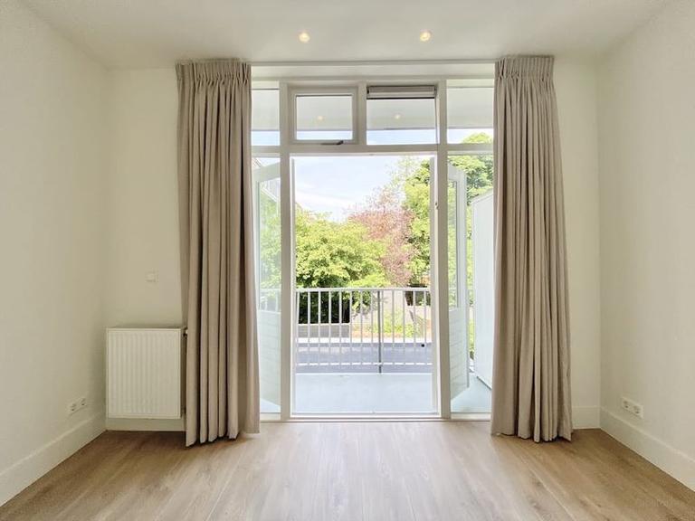 Available immediately: 2 bedrooms with balcony - Image 5