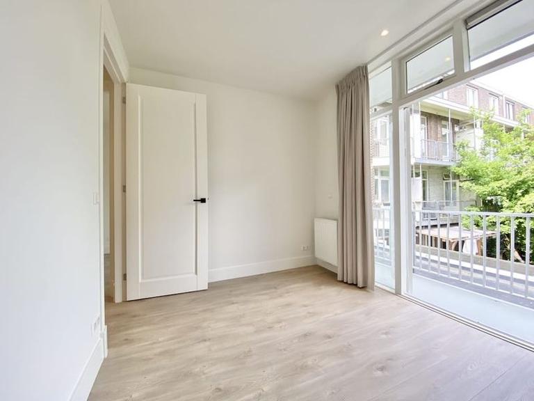 Available immediately: 2 bedrooms with balcony - Image 7