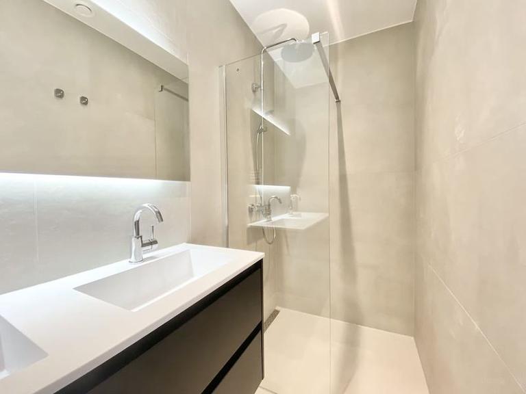 Available immediately: 2 bedrooms with balcony - Image 9