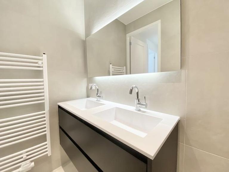 Available immediately: 2 bedrooms with balcony - Image 10