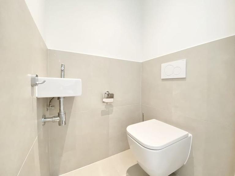 Available immediately: 2 bedrooms with balcony - Image 11